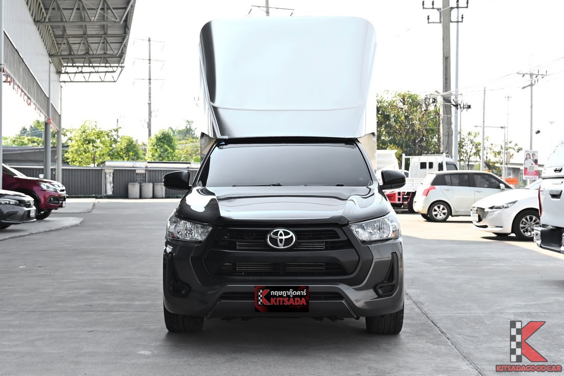 ด้านหน้าตรง Toyota Hilux Revo 2024 พร้อมหลังคาสแตนเลสสูง