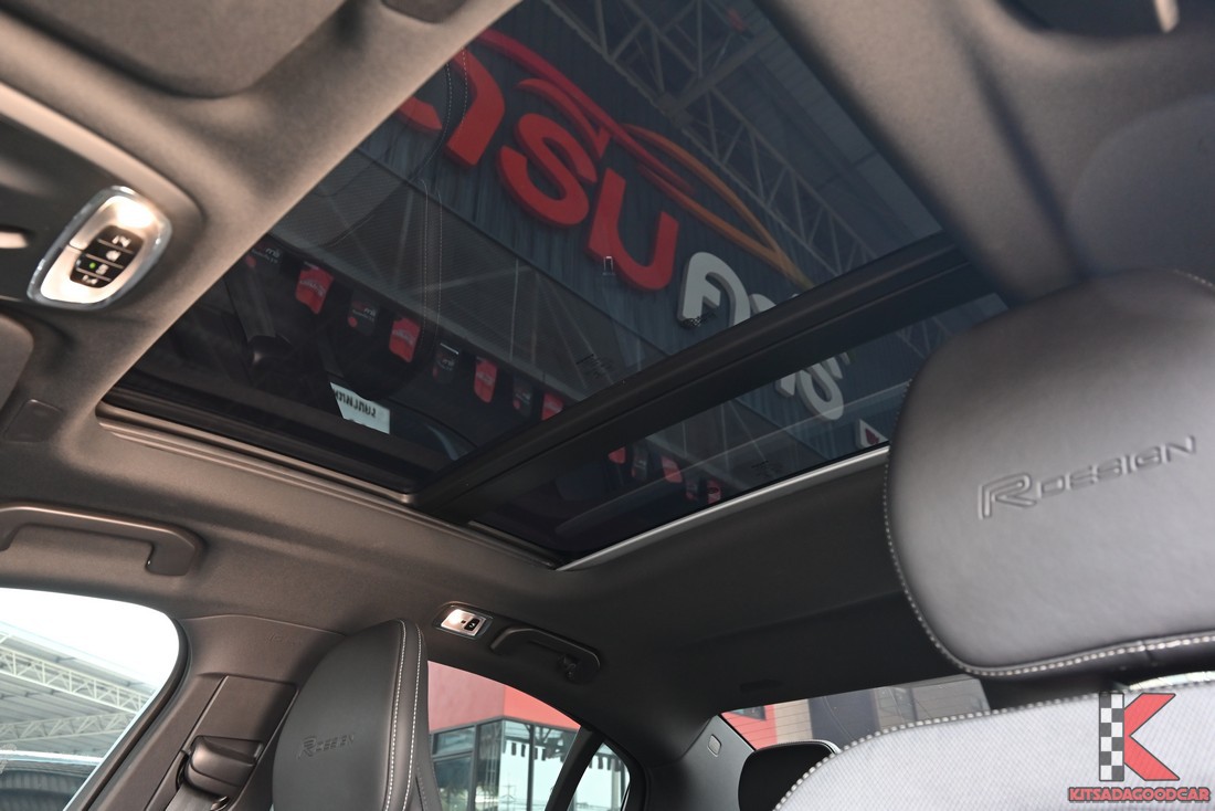 พื้นที่เก็บสัมภาระท้ายรถ (ตามรูป)