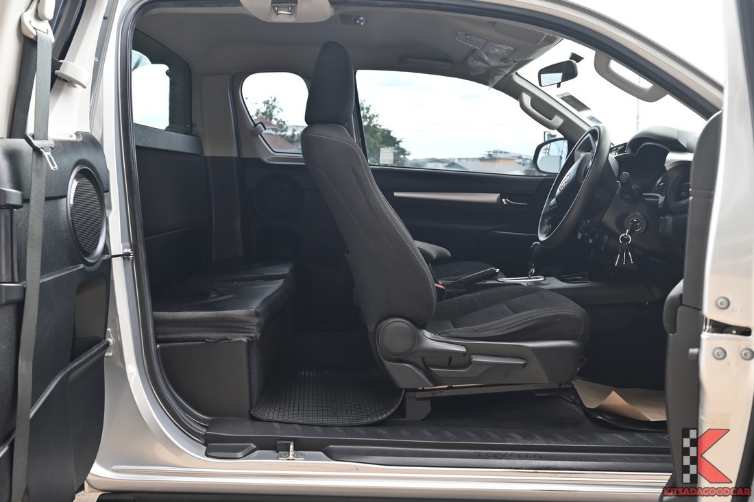 Toyota HILUX REVO Smart Cab พื้นที่ด้านหลังเบาะ