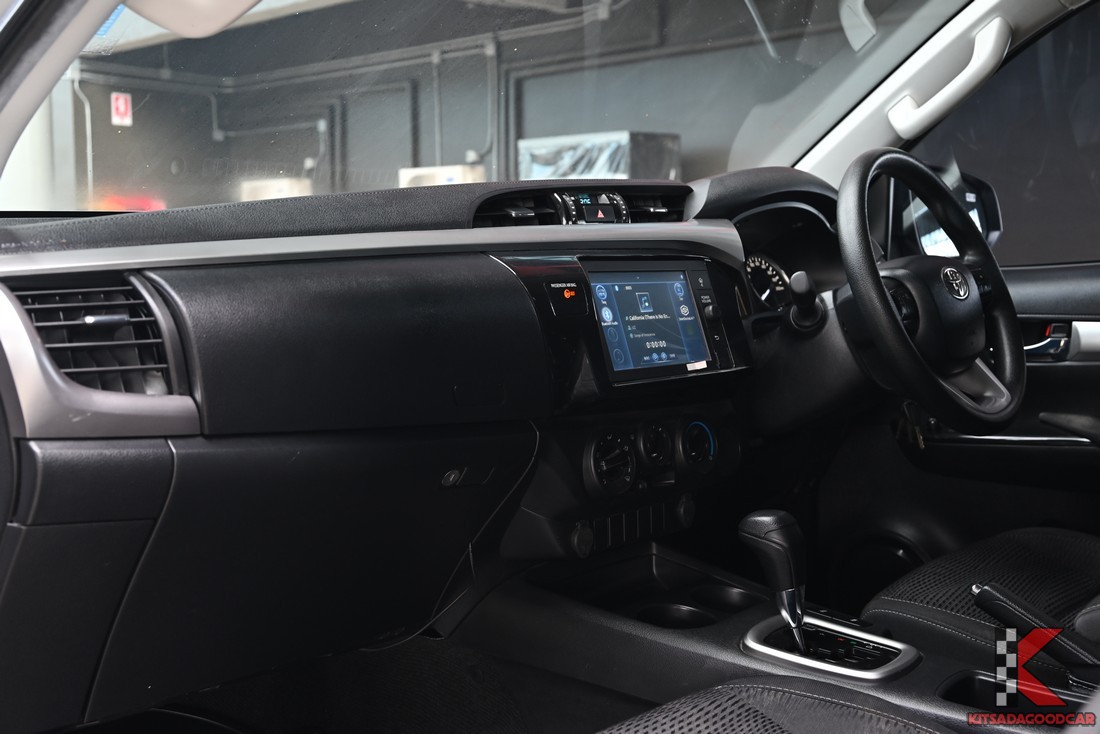 Toyota HILUX REVO คอนโซลหน้าและห้องโดยสาร
