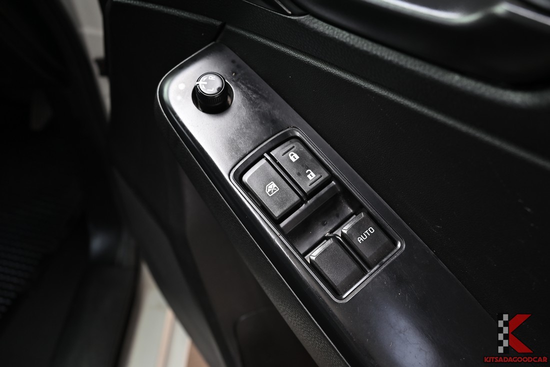 Isuzu D-MAX 1.9 Spark 2021 ปุ่มกระจกไฟฟ้า