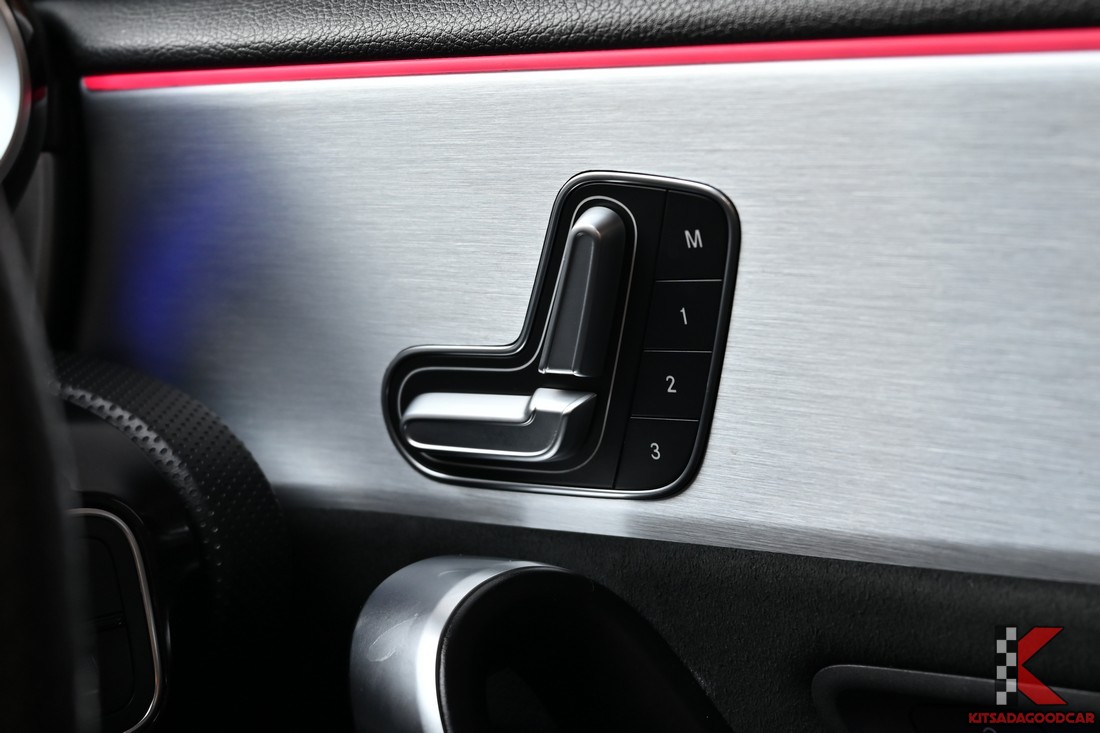 ปุ่มปรับเบาะไฟฟ้า (ตามภาพ)