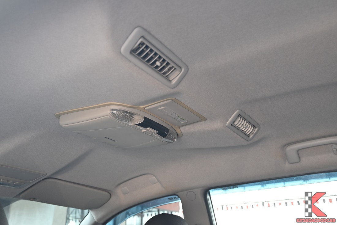 เพดานและช่องแอร์บนหลังคา (ตามภาพ)