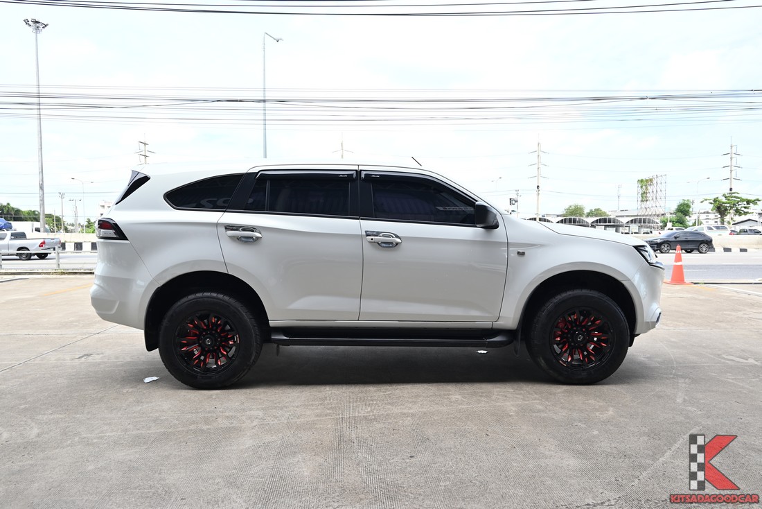 ด้านข้างเต็มคัน MU-X Active สีขาว