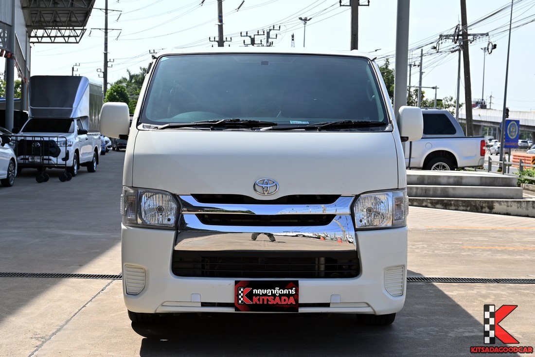 ด้านหน้าตรง Toyota Hiace 3.0 D4D 2014