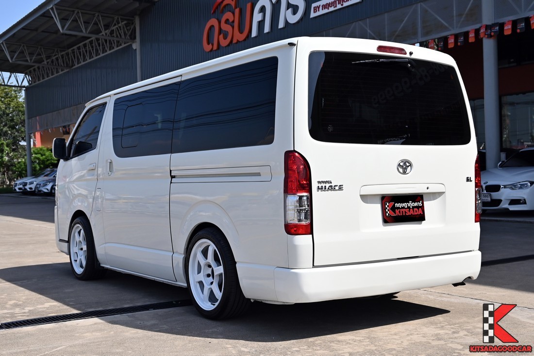 มุมหลังซ้าย Toyota Hiace 3.0 D4D 2014