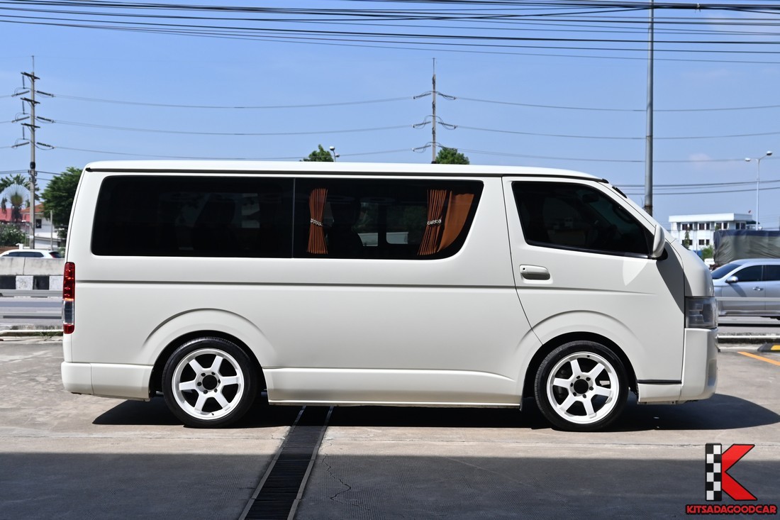 ด้านข้างซ้าย Toyota Hiace ตัวเตี้ย