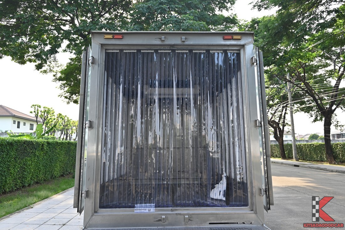 ม่านกันความเย็นบริเวณประตูท้ายตู้