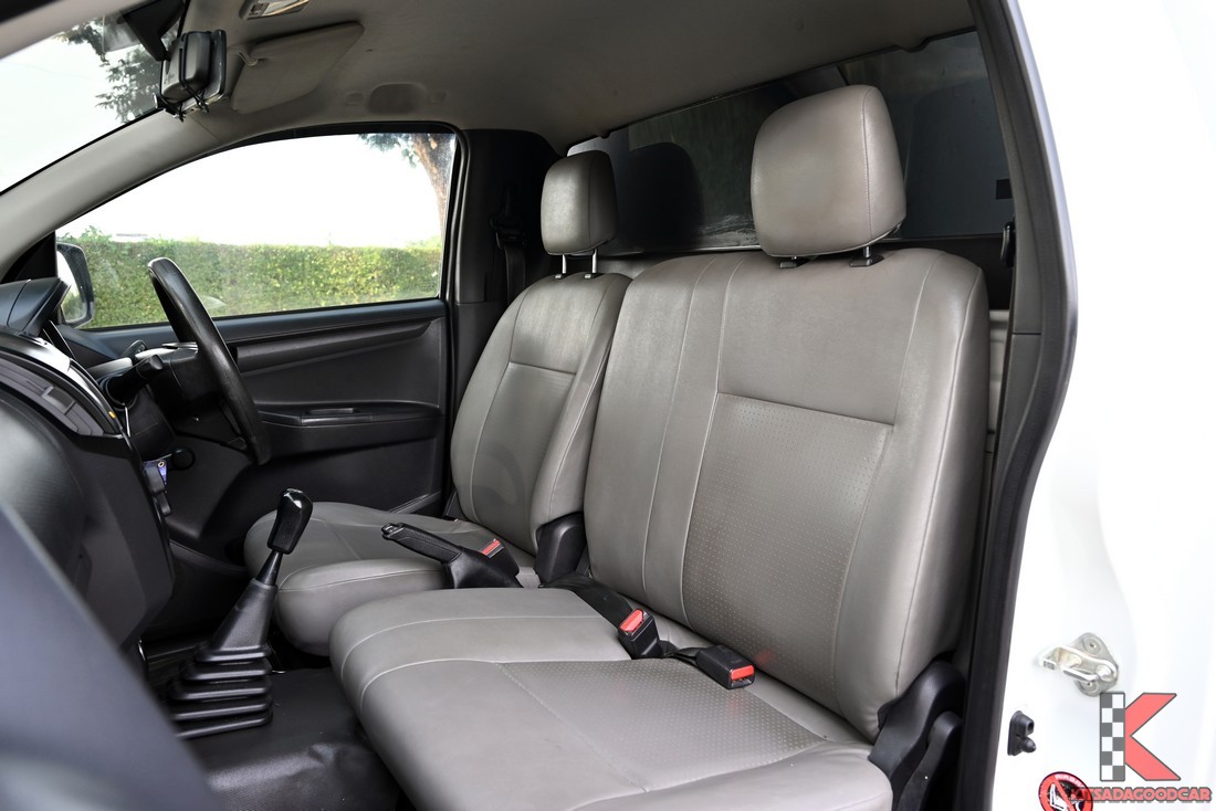 เบาะนั่งและห้องโดยสารด้านหน้า Isuzu D-MAX Spark