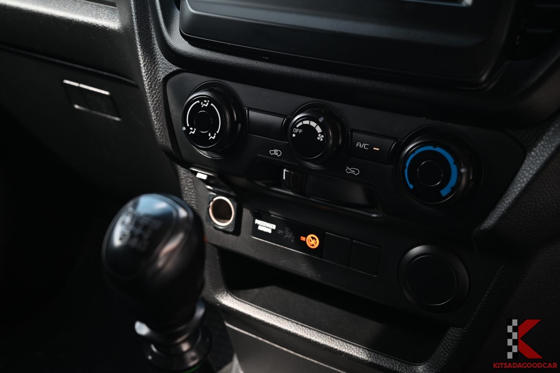 แผงแอร์และสวิตช์ควบคุม