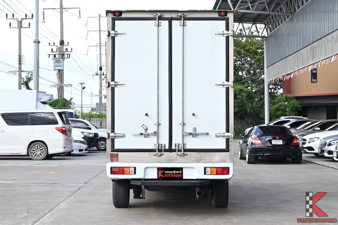 Isuzu D-MAX 2021 ด้านหลังตู้เย็นเต็มคัน