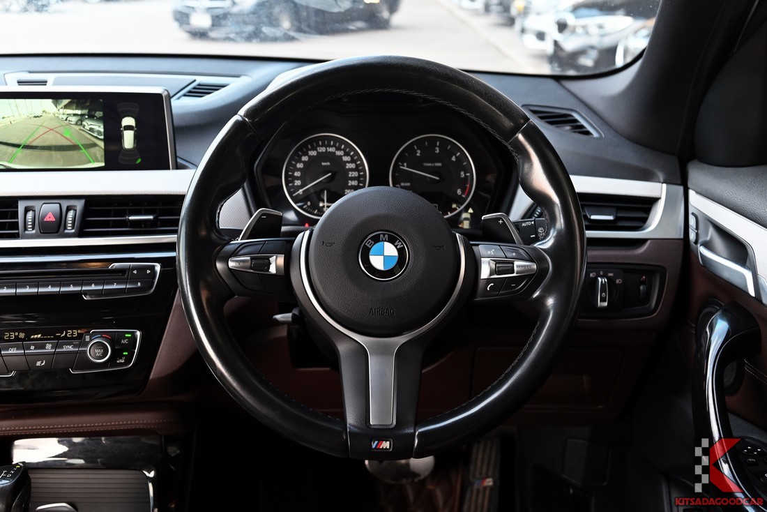 พวงมาลัย M Multi-Function และจอภาพกล้องถอย