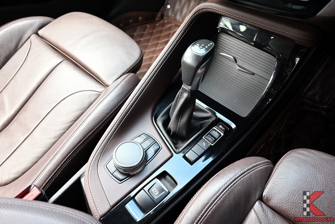 คอนโซลกลาง เกียร์อัตโนมัติ และปุ่มควบคุม iDrive