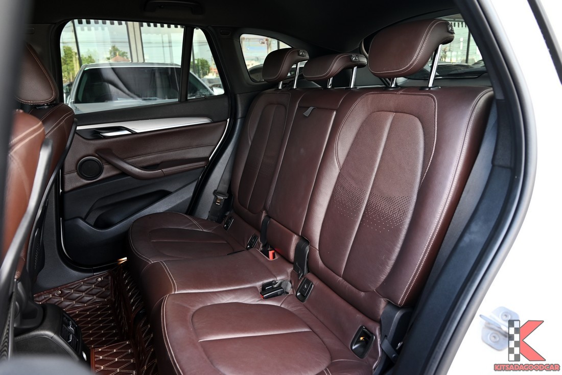 เบาะหลัง BMW X1 พื้นที่นั่งกว้างกำลังดี