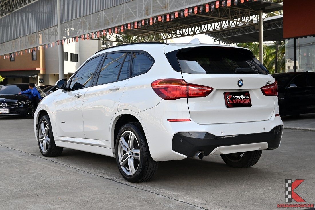 BMW X1 2017 มุมหลังเฉียง