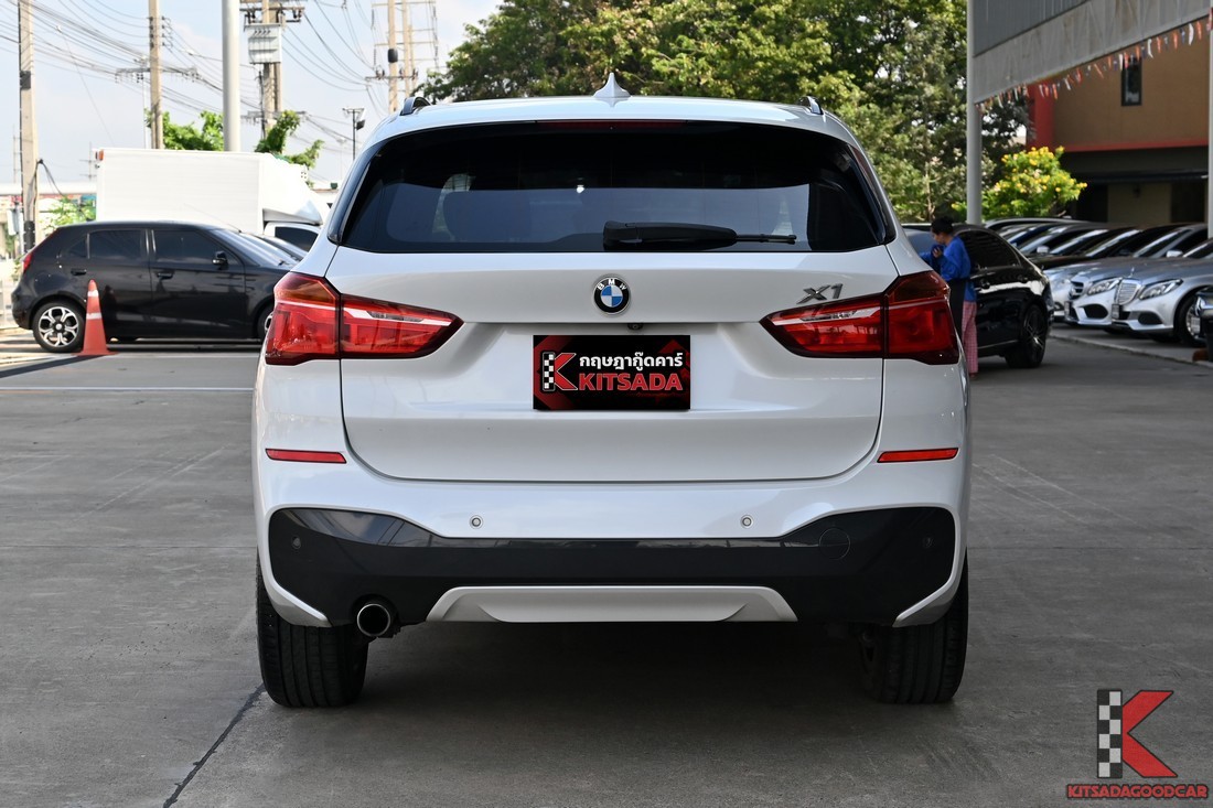 BMW X1 2017 ด้านหลังเต็มคัน