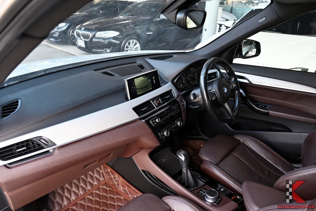 คอนโซลหน้าและพวงมาลัย M พร้อม iDrive