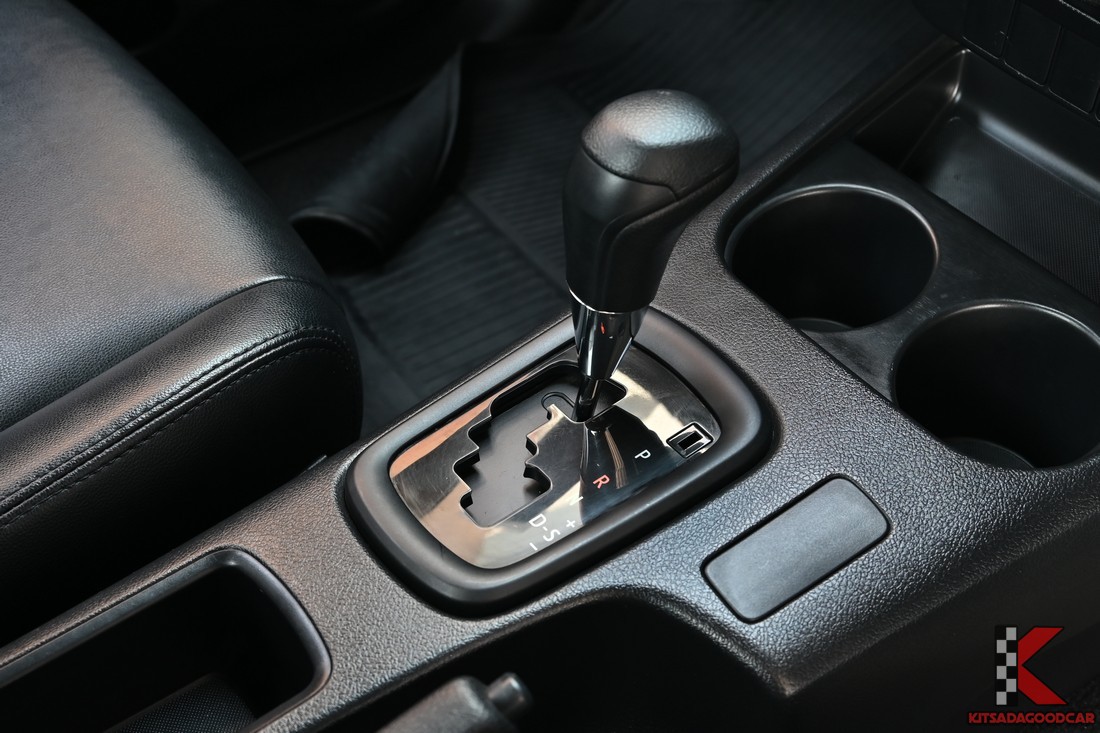 คันเกียร์และคอนโซลกลาง (ตามภาพ)