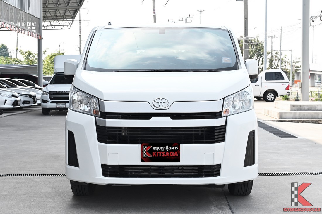 Hiace 2022 ด้านหน้าตรง สีขาว