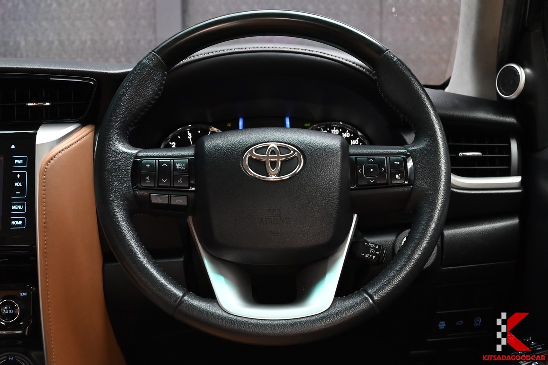 Toyota Fortuner 2.8 V 4WD 2016 มือสอง ห้องโดยสารด้านหน้า