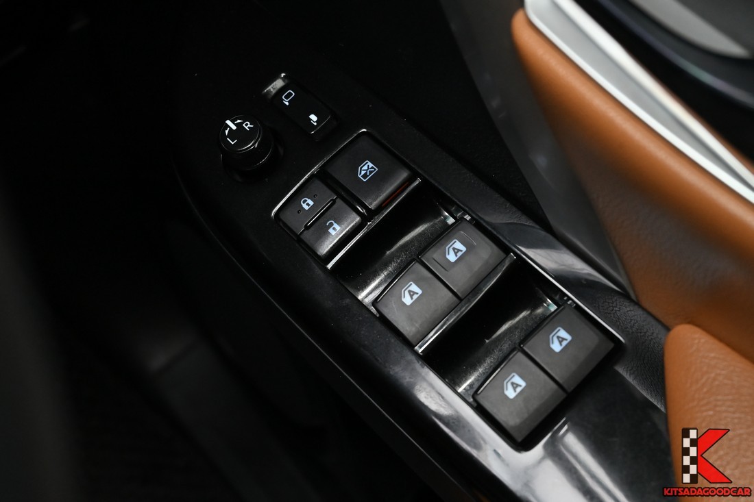 Toyota Fortuner 2.8 V 4WD 2016 มือสอง เบาะแถวสอง
