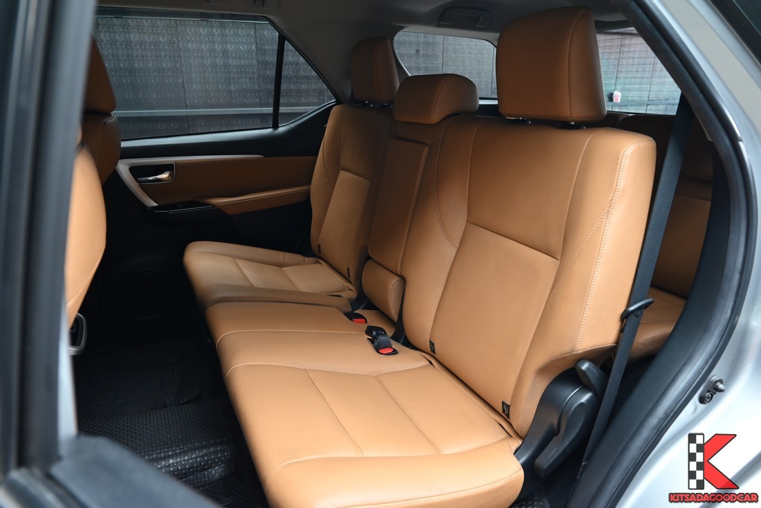 Toyota Fortuner 2.8 V 4WD 2016 มือสอง เบาะแถวสาม 7 ที่นั่ง