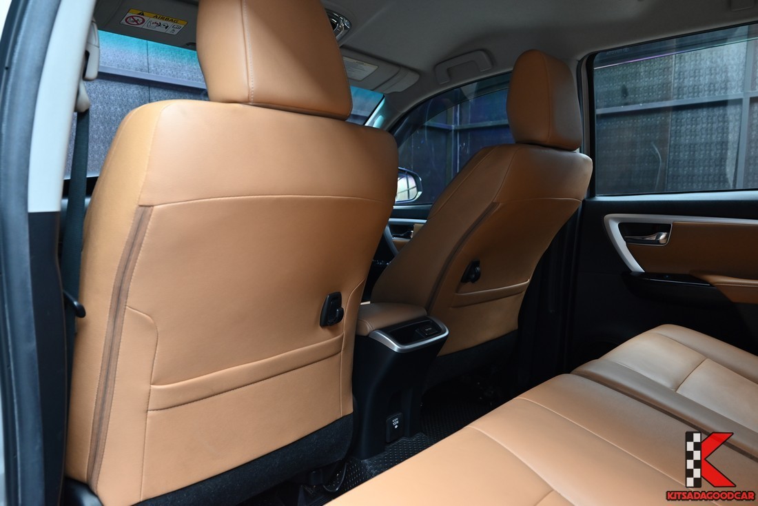 Toyota Fortuner 2.8 V 4WD 2016 มือสอง แอร์ราวหลังคาและภายในสีน้ำตาล