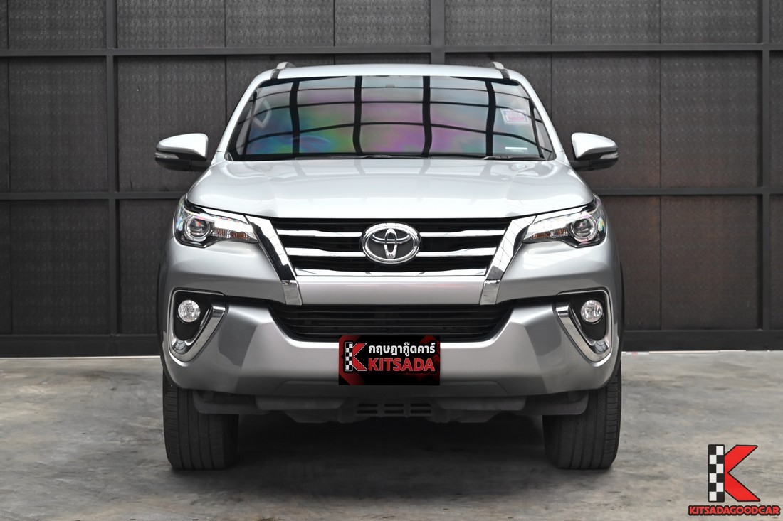 Toyota Fortuner 2.8 V 4WD 2016 มือสอง สีเงิน มุมด้านหน้า