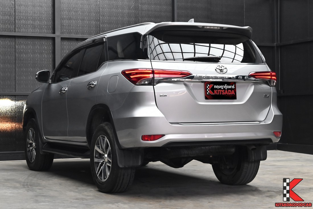 Toyota Fortuner 2.8 V 4WD 2016 มือสอง สีเงิน มุมด้านข้างหน้า