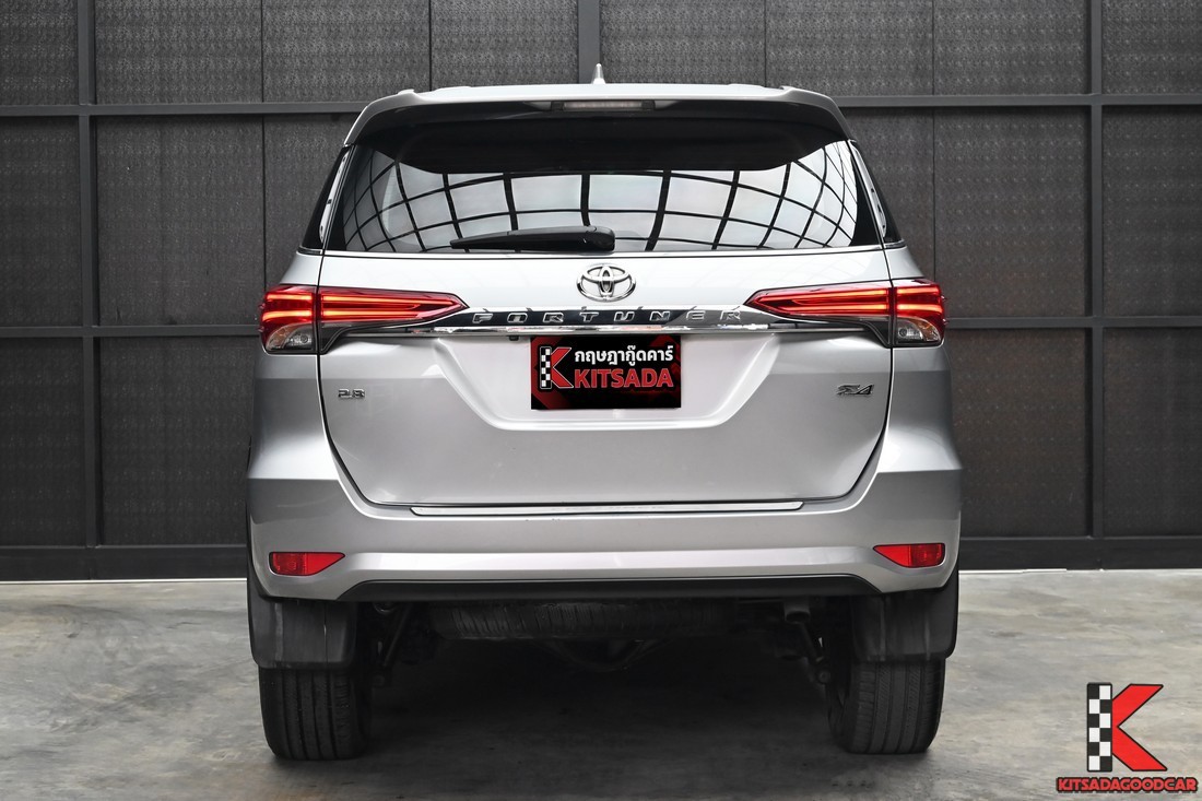 Toyota Fortuner 2.8 V 4WD 2016 มือสอง สีเงิน มุมด้านท้าย