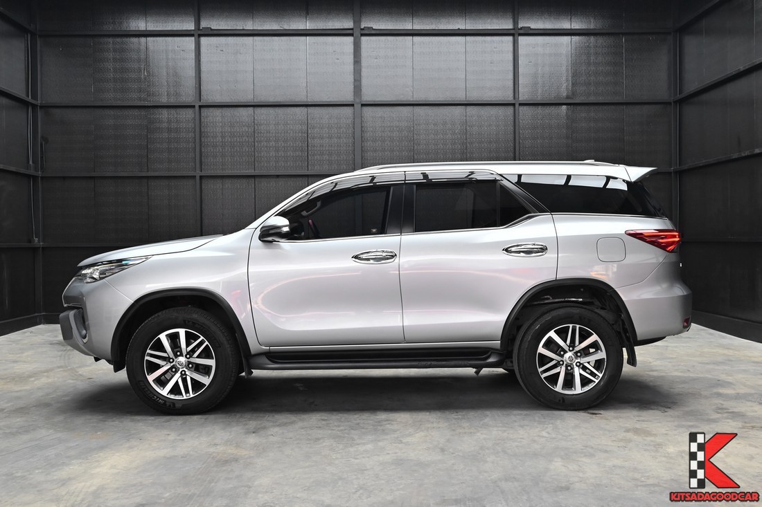 Toyota Fortuner 2.8 V 4WD 2016 มือสอง ด้านข้างตัวรถ