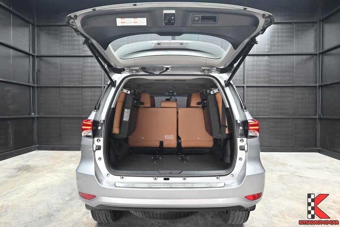 Toyota Fortuner 2.8 V 4WD 2016 มือสอง กระจังหน้าและไฟหน้า