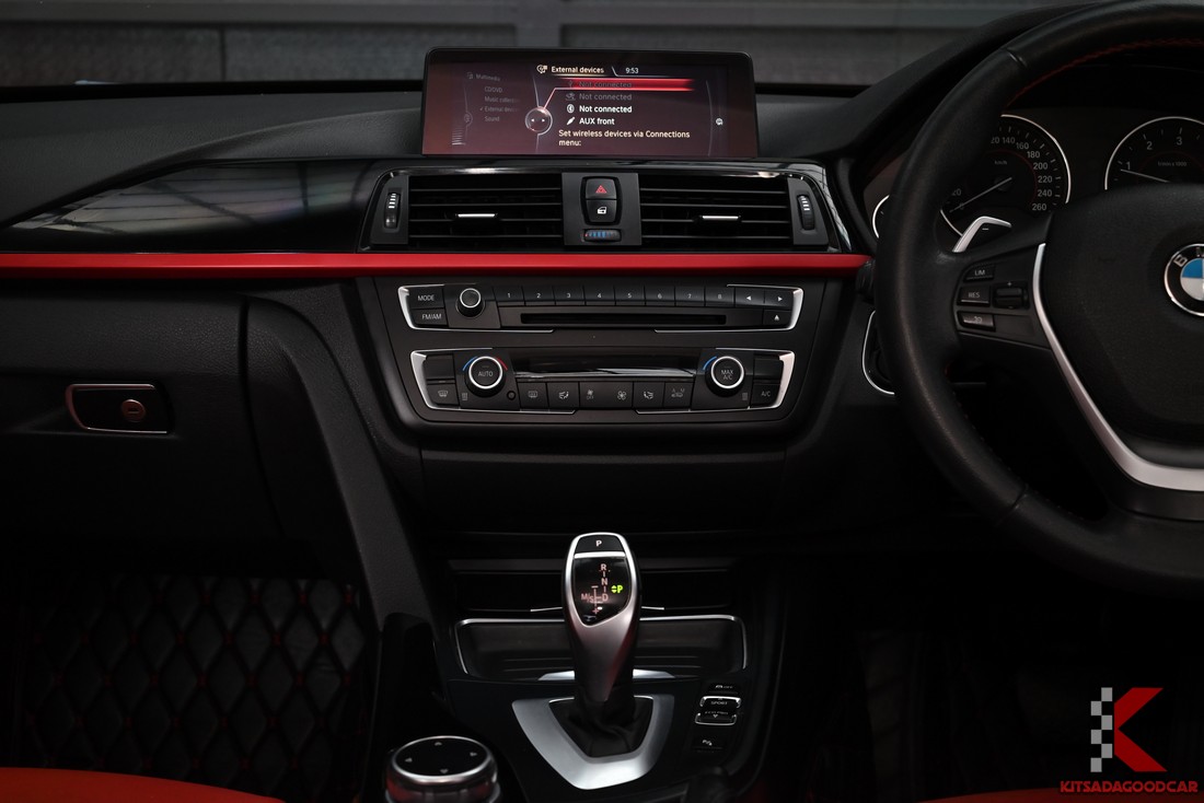 คอนโซลกลางและจอ iDrive BMW 320d F34 GT Sport