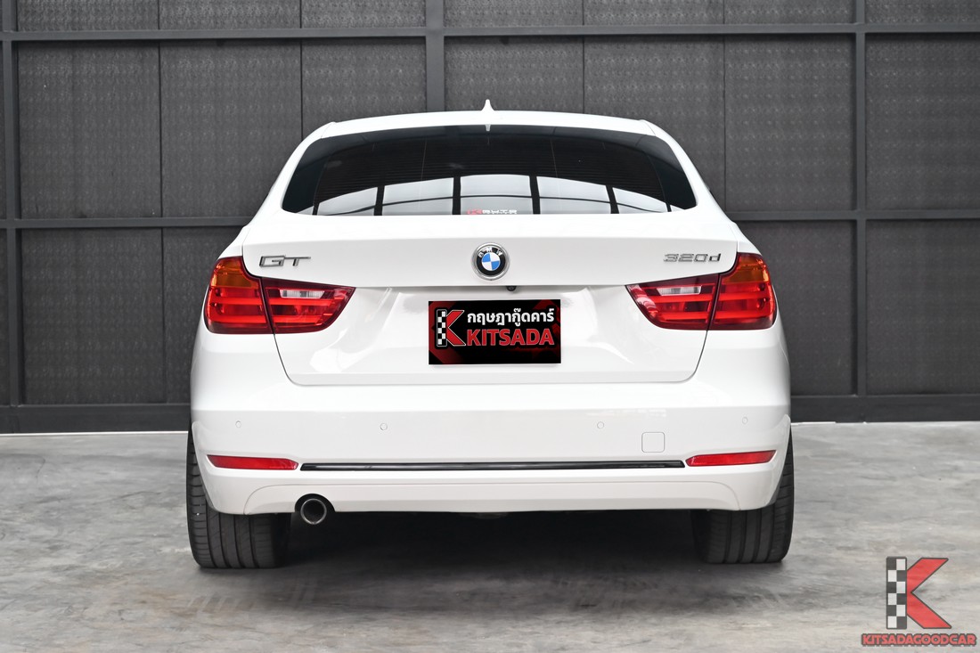 BMW 320d GT Sport F34 ปี 2015 ด้านท้ายรถ