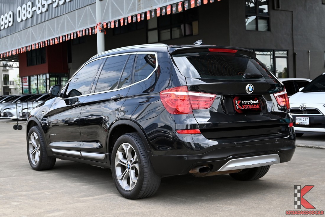 มุมท้ายเฉียง BMW X3 F25 สีดำ