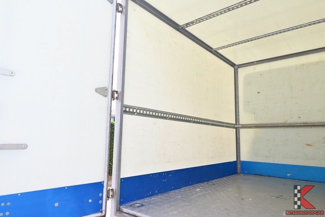 ผนังด้านข้างภายในตู้ทึบ พร้อมรางยึดสัมภาระ