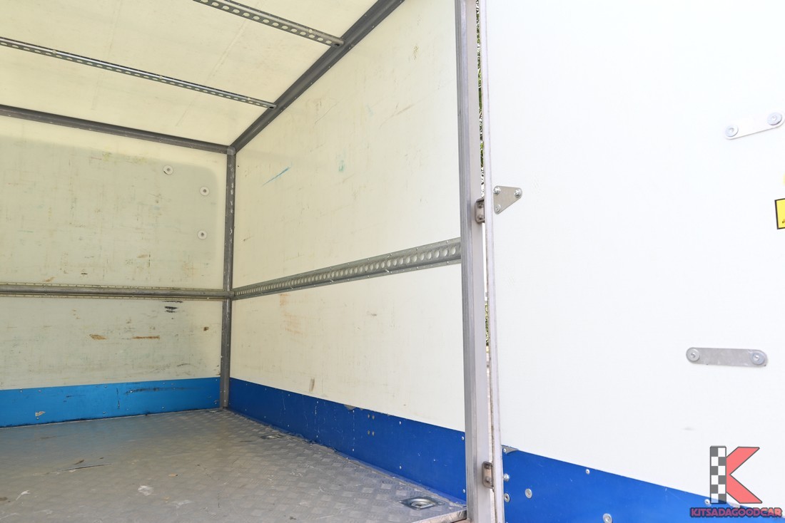 พื้นตู้ทึบและโครงสร้างภายใน