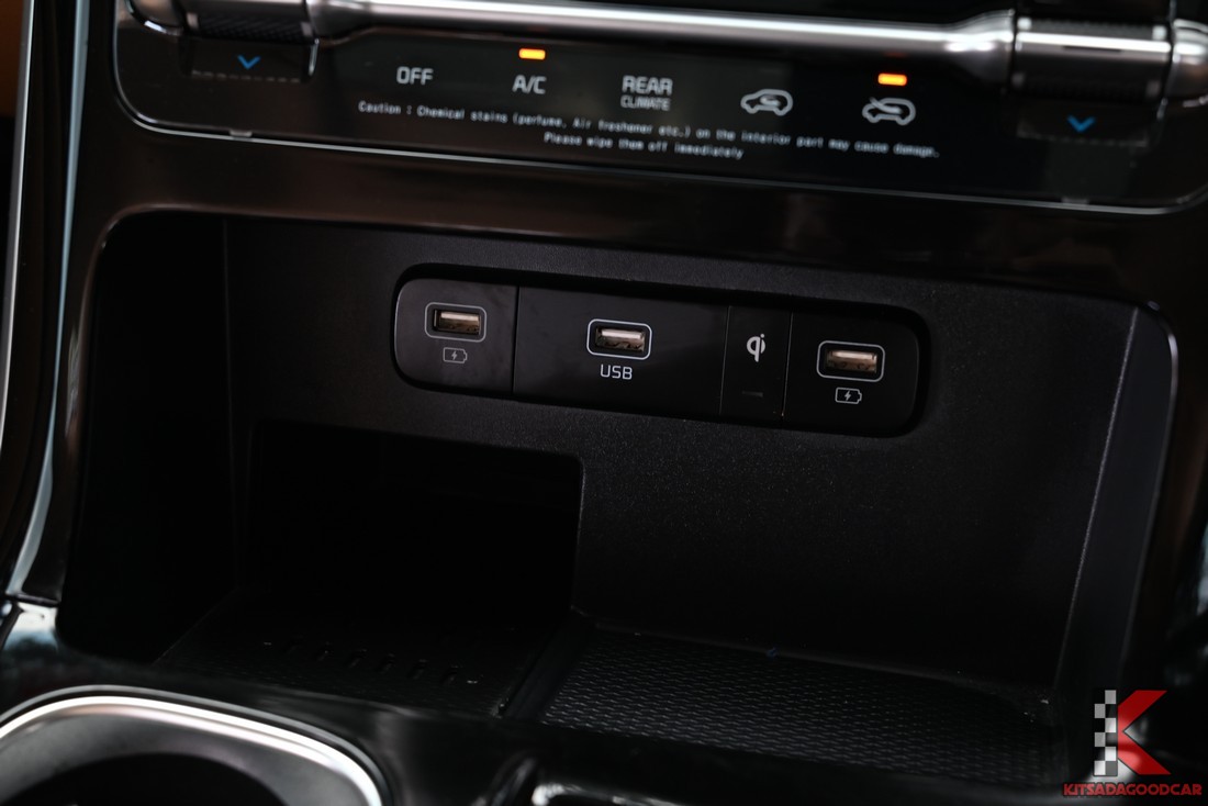 พอร์ต USB/ชาร์จไร้สาย บริเวณคอนโซล Carnival