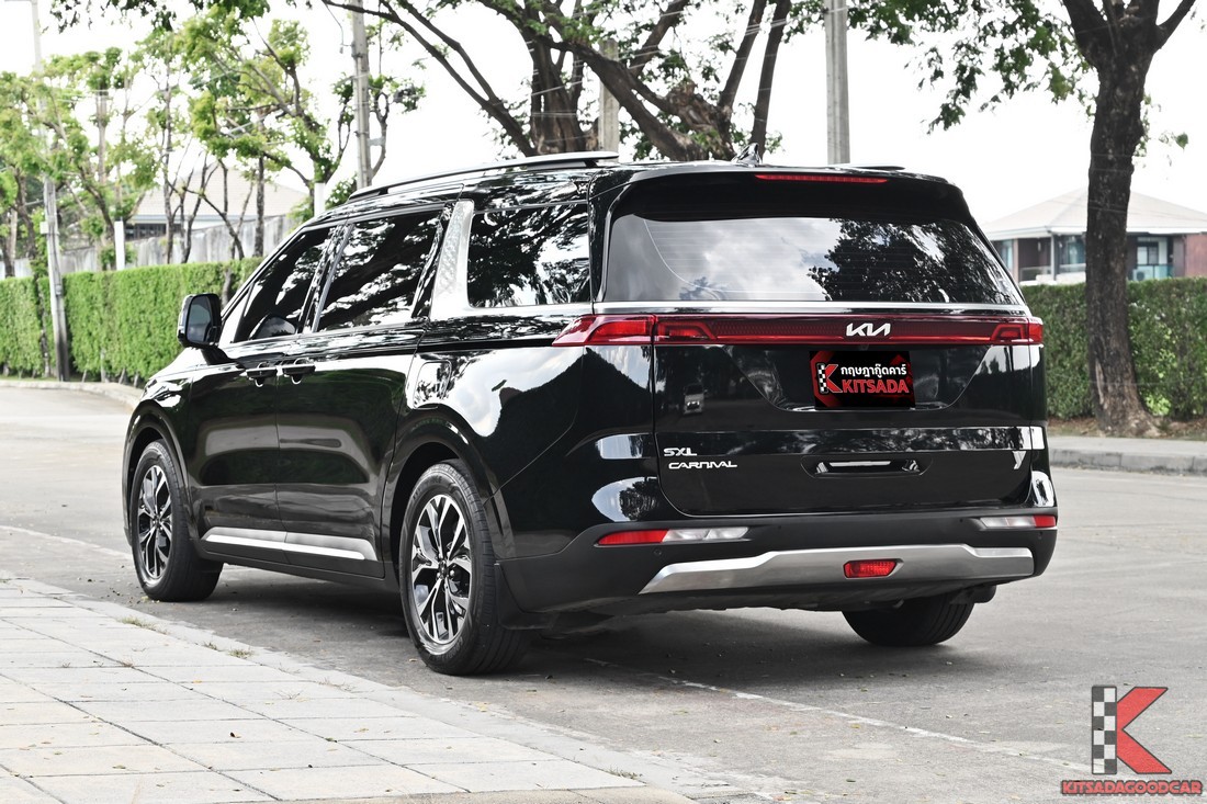 Kia Carnival 2023 มุมหลังเฉียง
