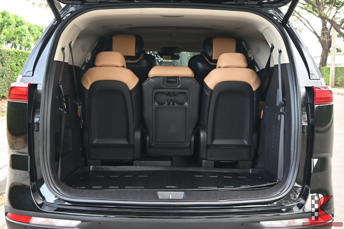 พื้นที่ห้องเก็บสัมภาระท้าย เบาะ 3 แถว Kia Carnival