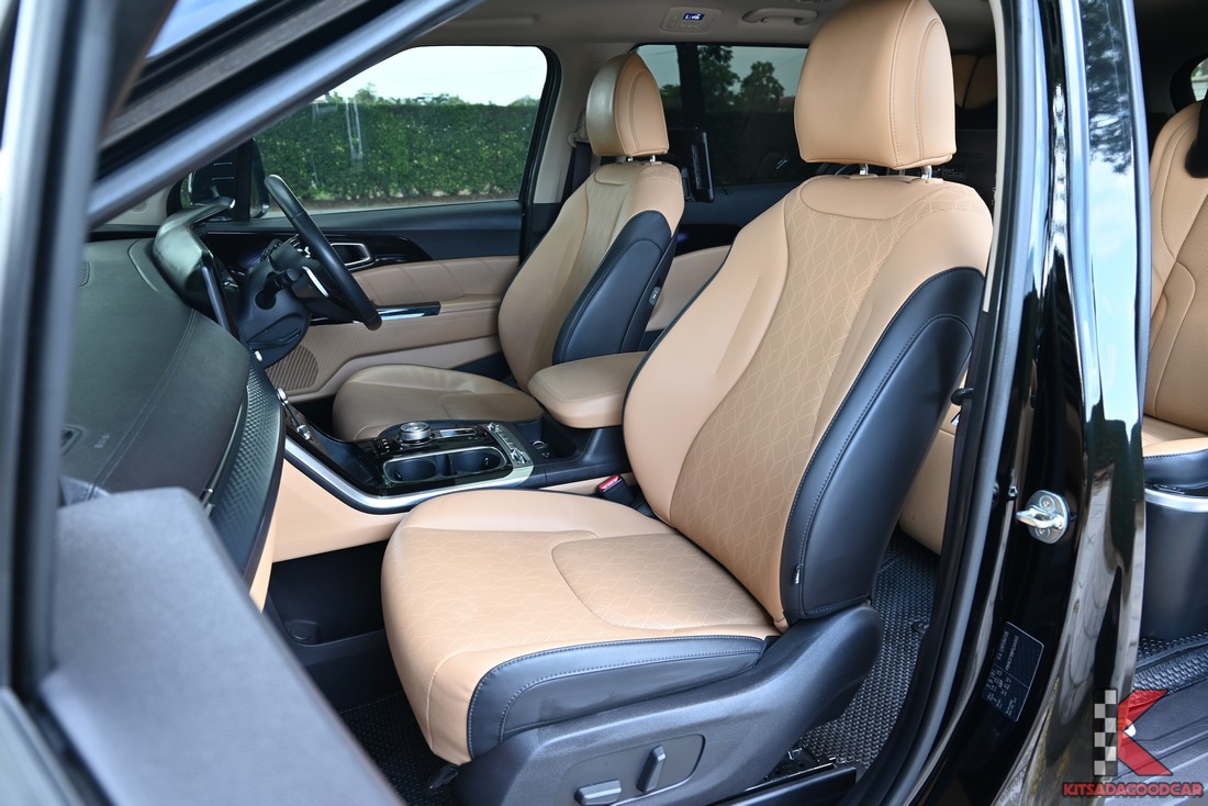 ห้องโดยสารคู่หน้า เบาะหนังทูโทน Kia Carnival