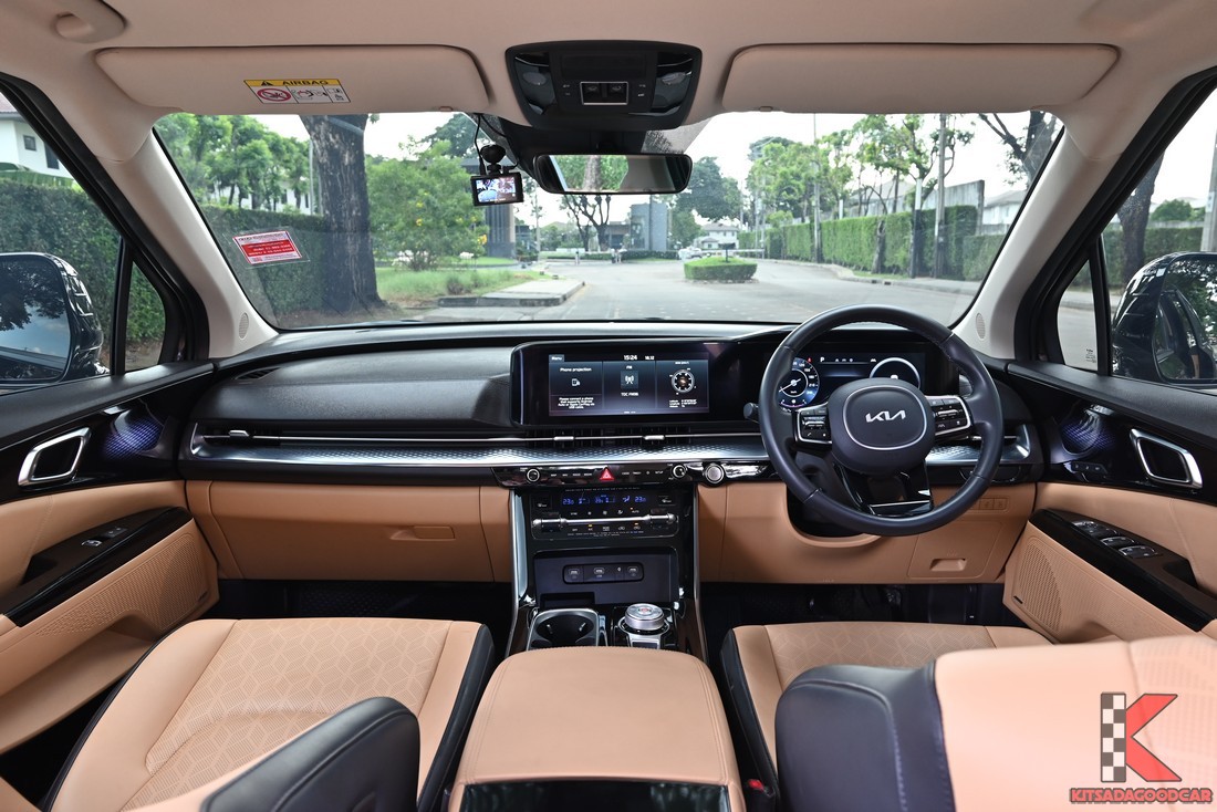 มุมกว้างห้องโดยสารคู่หน้า Kia Carnival