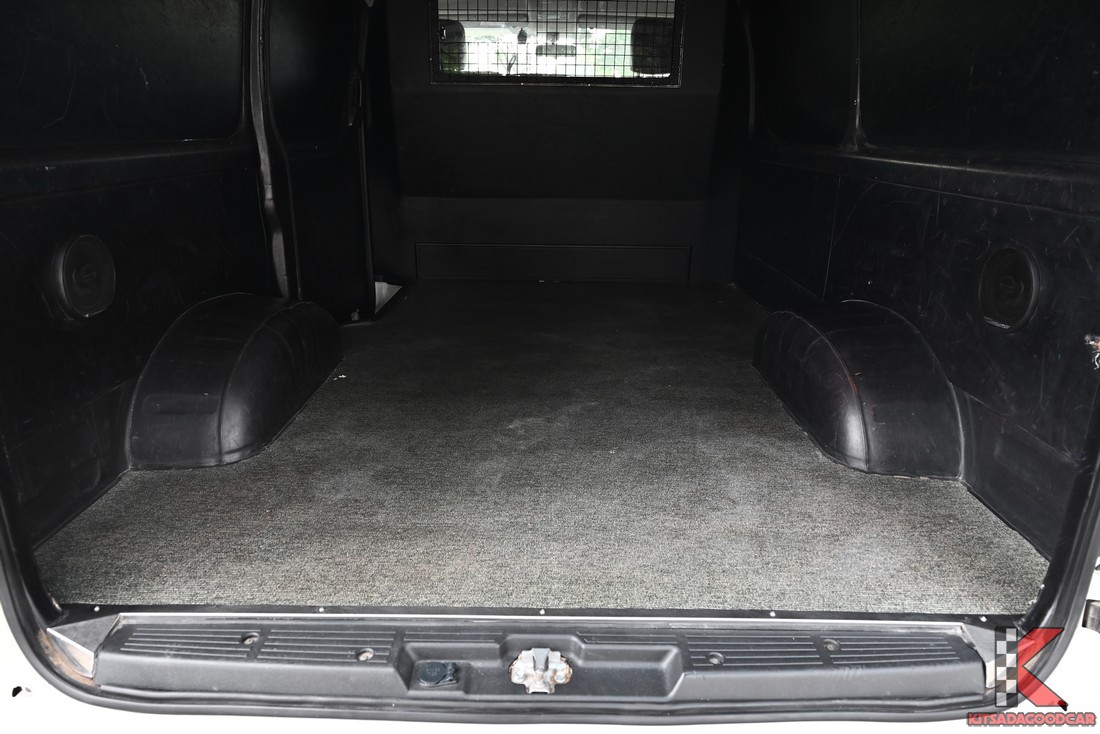 พื้นปูกันลื่นและผนังตู้ Hiace