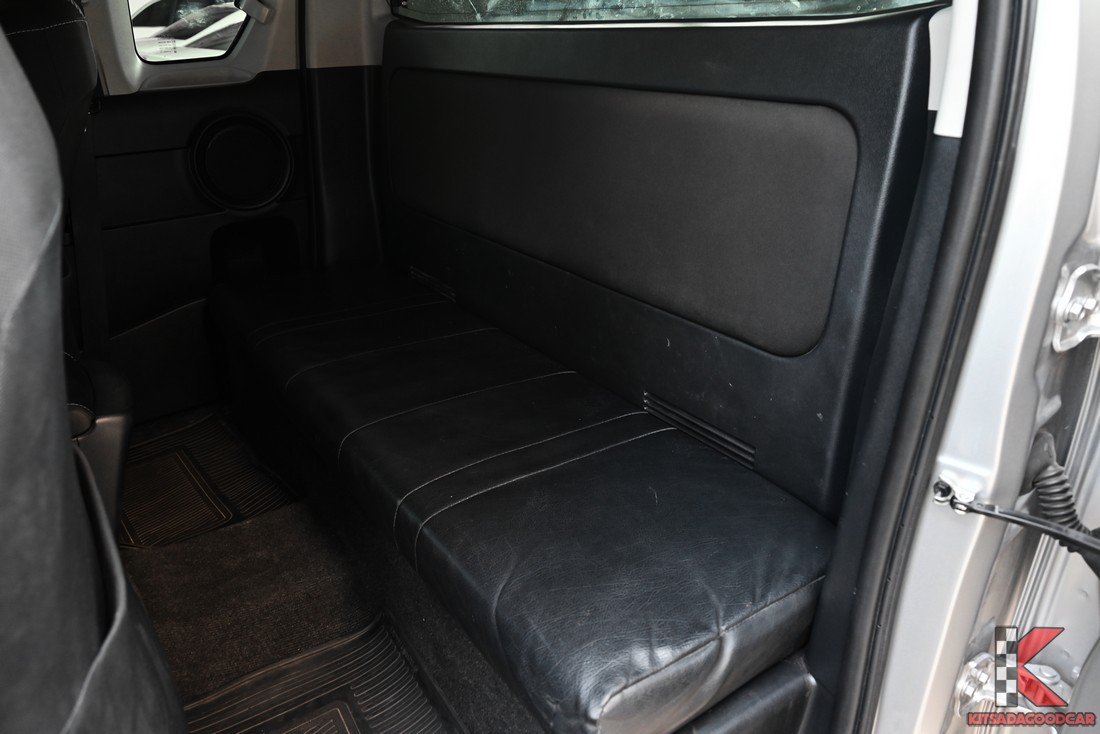 เบาะแค็บด้านหลัง/พื้นที่เก็บของ (ตามภาพ)