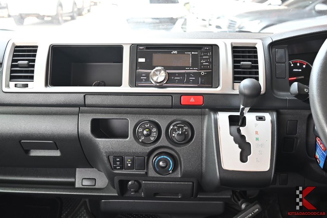 Toyota VENTURY 3.0 G ปี 2017 มือสอง แผงคอนโซลกลางและเกียร์อัตโนมัติ