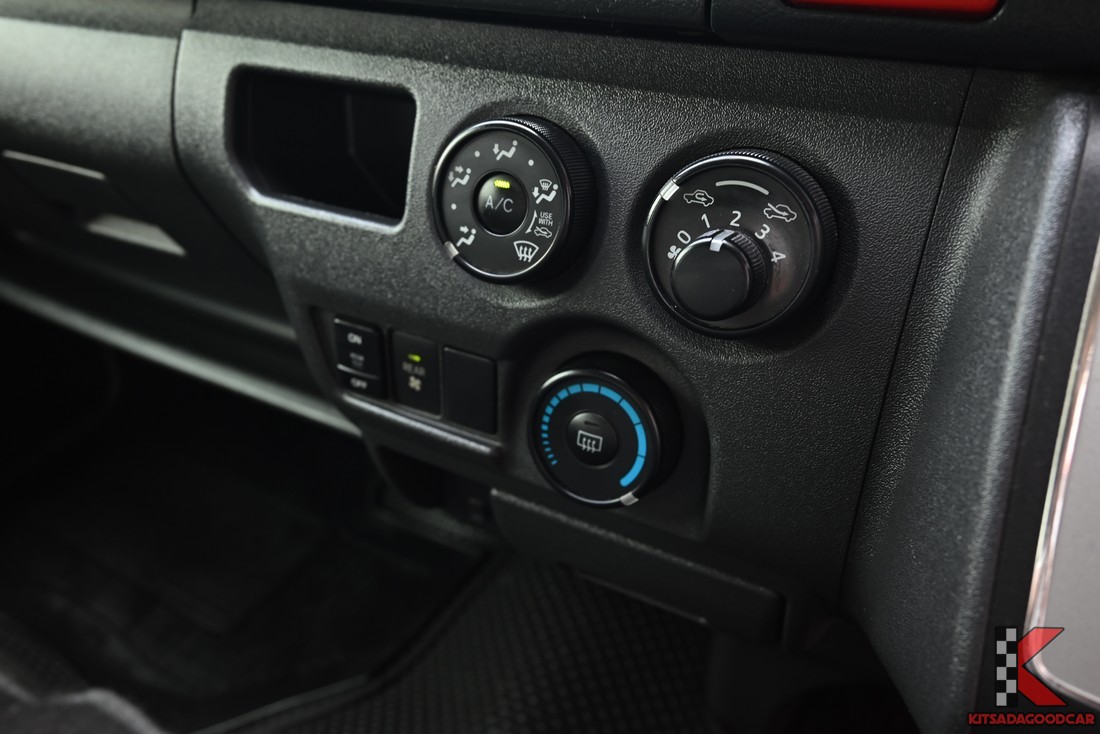 Toyota VENTURY 3.0 G ปี 2017 มือสอง แผงควบคุมแอร์