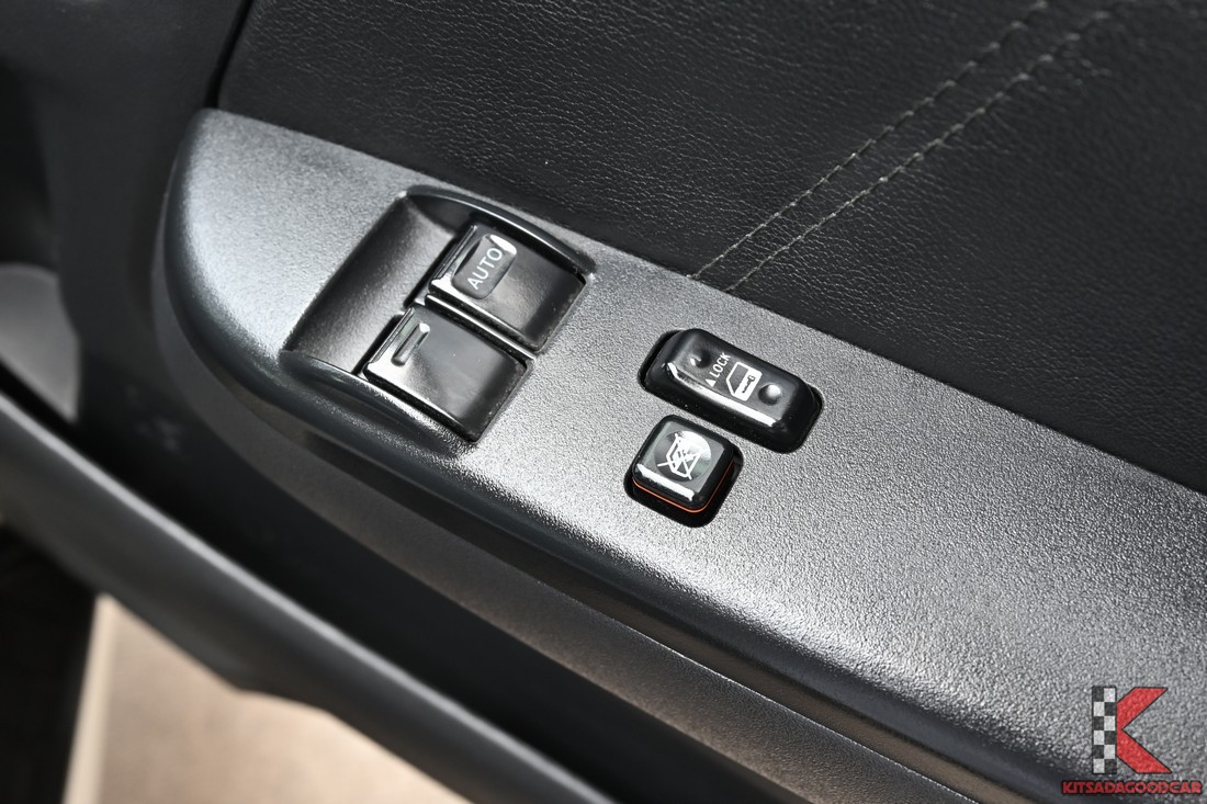 Toyota VENTURY 3.0 G ปี 2017 มือสอง ปุ่มควบคุมกระจกและประตู