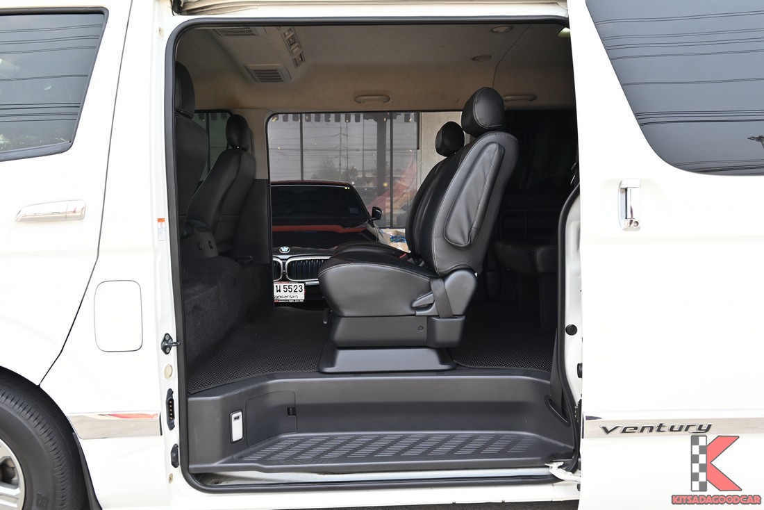 Toyota VENTURY 3.0 G ปี 2017 มือสอง ประตูสไลด์และพื้นที่ขึ้นลง