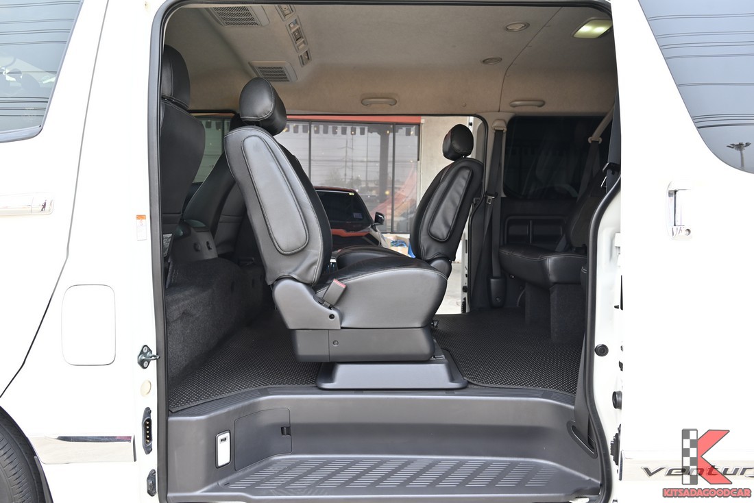 Toyota VENTURY 3.0 G ปี 2017 มือสอง เบาะ VIP แถวกลาง