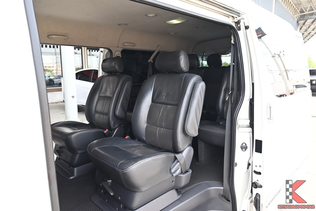 Toyota VENTURY 3.0 G ปี 2017 มือสอง เบาะ VIP และห้องโดยสารด้านหลัง